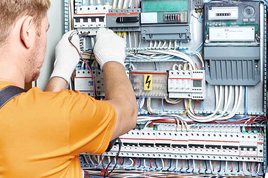 Technicien travaillant sur un tableau électrique